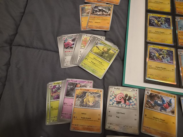 Pokémon kaarten met verzamelblik, rares, veel glimmende kaarten, gevulde mappen en accessoires - afbeelding 36 van  38
