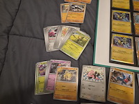 Pokémon kaarten met verzamelblik, rares, veel glimmende kaarten, gevulde mappen en accessoires - afbeelding 36 van  38