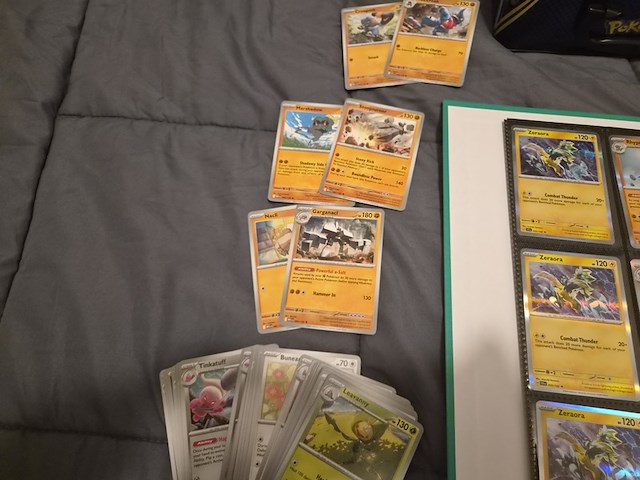 Pokémon kaarten met verzamelblik, rares, veel glimmende kaarten, gevulde mappen en accessoires - afbeelding 37 van  38