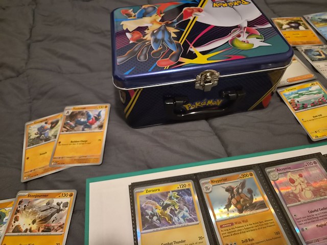 Pokémon kaarten met verzamelblik, rares, veel glimmende kaarten, gevulde mappen en accessoires - afbeelding 38 van  38