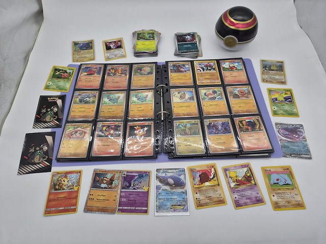 Pokémon kaarten verzameling met map en poké ball opbergblik (incl. rare & vintage kaarten) - afbeelding 1 van  23