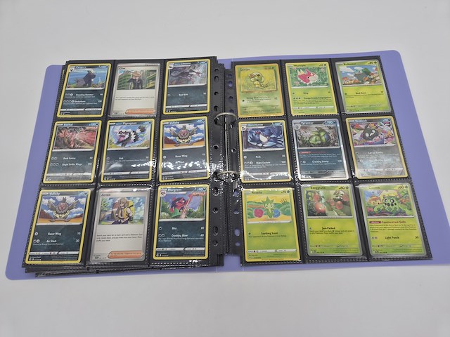 Pokémon kaarten verzameling met map en poké ball opbergblik (incl. rare & vintage kaarten) - afbeelding 13 van  23
