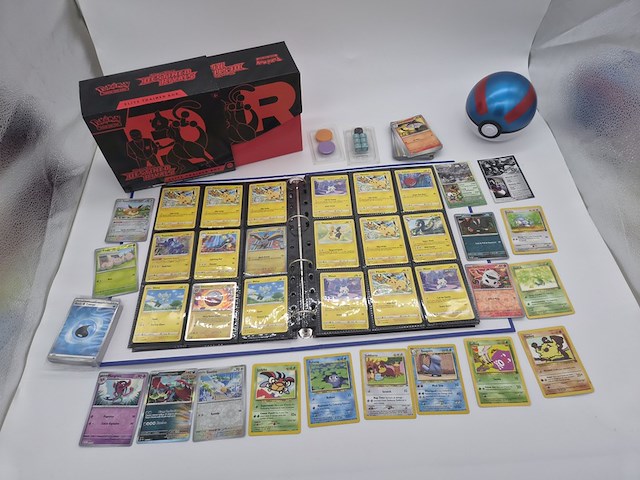 Pokémon kaartencollectie met elite trainer box, vintage/rares/holo en verzamelmap - afbeelding 1 van  26