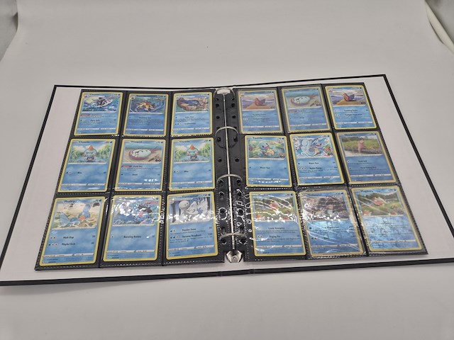 Pokémon kaartencollectie met twee verzamelmappen, vintage, holo en deckboxen - afbeelding 2 van  26