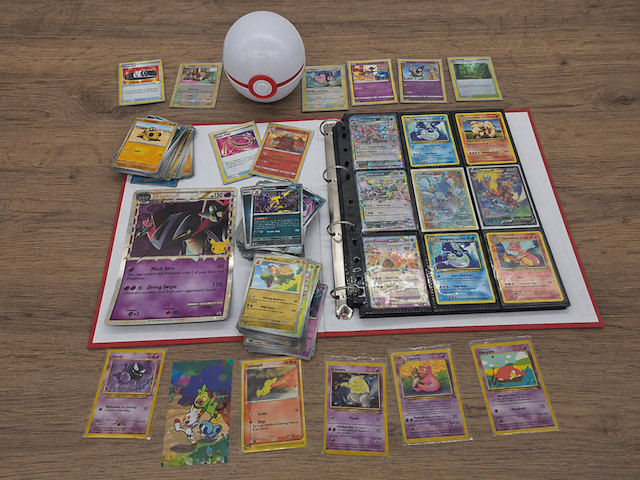 Pokémon kaartenverzameling met map, zeldzame kaarten, losse kaarten, vintage en poké ball-opbergdoos - afbeelding 1 van  18