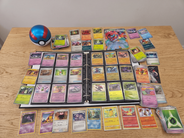Pokémon kaartenverzameling met o.a. rares, vintage kaarten, holo's, map en poké ball-opbergdoos - afbeelding 1 van  21