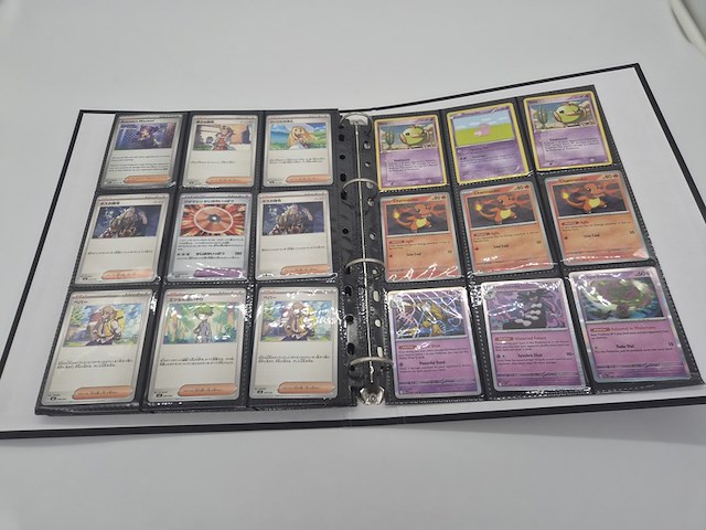 Pokémon kaartenverzameling met o.a. rares, vintage kaarten, holo's, map en poké ball-opbergdoos - afbeelding 13 van  21