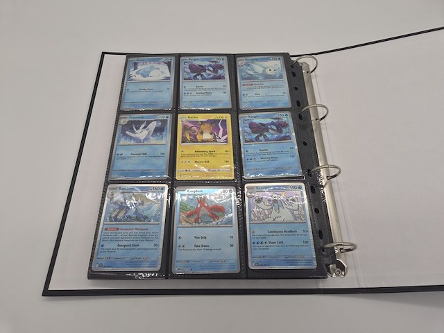 Pokémon kaartenverzameling met o.a. rares, vintage kaarten, holo's, map en poké ball-opbergdoos - afbeelding 14 van  21