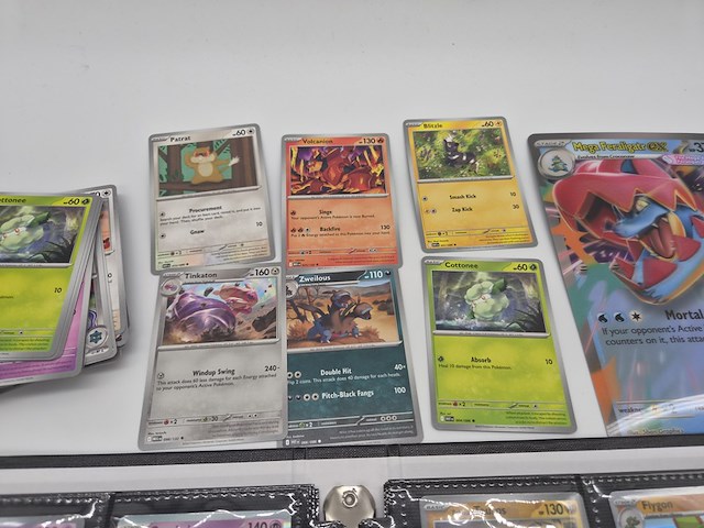 Pokémon kaartenverzameling met o.a. rares, vintage kaarten, holo's, map en poké ball-opbergdoos - afbeelding 19 van  21