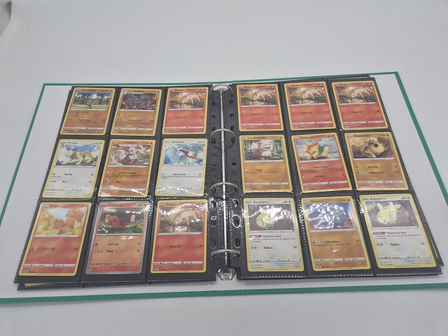 Pokémon kaartenverzameling met vintage kaarten, glimmende kaarten, rares, white flare elite trainer box en map - afbeelding 7 van  23
