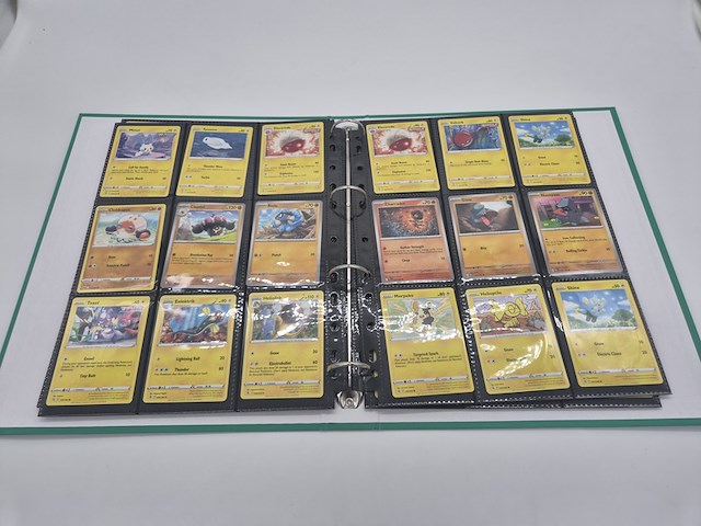 Pokémon kaartenverzameling met vintage kaarten, glimmende kaarten, rares, white flare elite trainer box en map - afbeelding 8 van  23