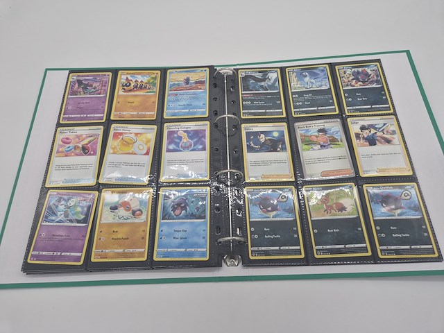 Pokémon kaartenverzameling met vintage kaarten, glimmende kaarten, rares, white flare elite trainer box en map - afbeelding 11 van  23