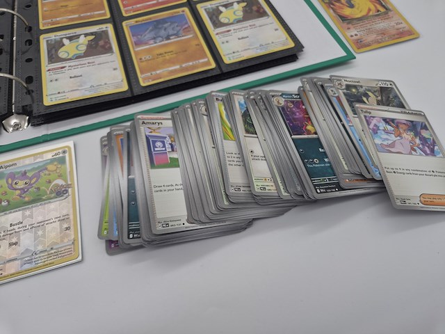 Pokémon kaartenverzameling met vintage kaarten, glimmende kaarten, rares, white flare elite trainer box en map - afbeelding 12 van  23