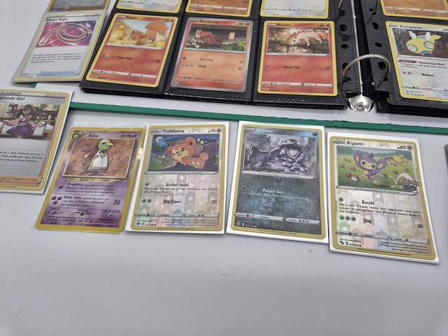 Pokémon kaartenverzameling met vintage kaarten, glimmende kaarten, rares, white flare elite trainer box en map - afbeelding 17 van  23