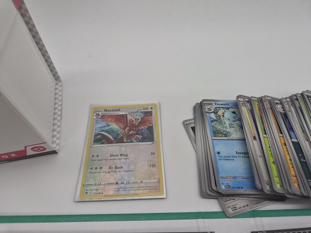 Pokémon kaartenverzameling met vintage kaarten, glimmende kaarten, rares, white flare elite trainer box en map - afbeelding 20 van  23