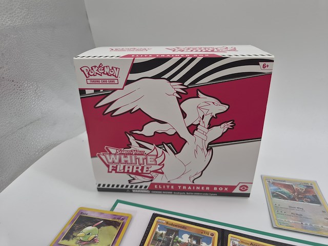 Pokémon kaartenverzameling met vintage kaarten, glimmende kaarten, rares, white flare elite trainer box en map - afbeelding 23 van  23