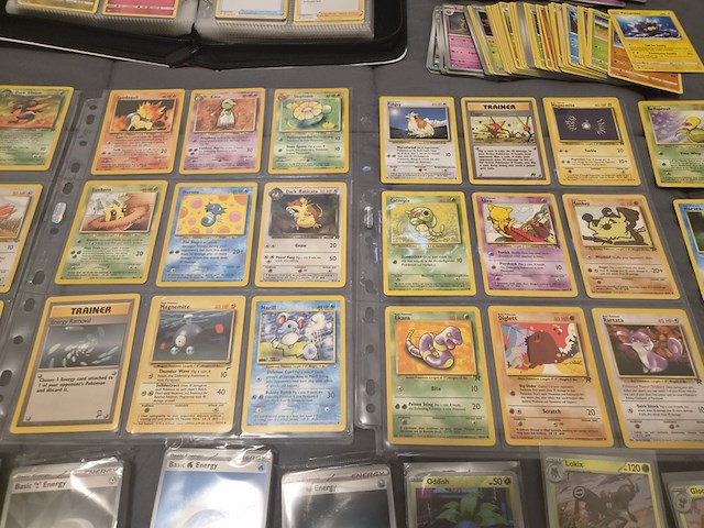 Pokémon map met vele kaarten, veel vintage kaarten en deckboxen - afbeelding 4 van  19