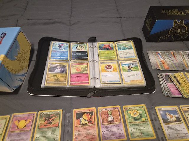 Pokémon map met vele kaarten, veel vintage kaarten en deckboxen - afbeelding 7 van  19