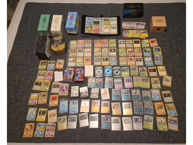 Pokémon map met vele kaarten, veel vintage kaarten en deckboxen - afbeelding 1 van  19