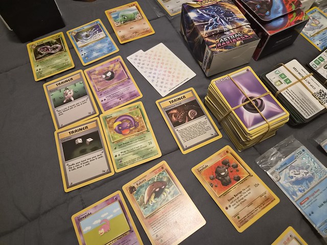 Pokémon map met vele kaarten, veel vintage kaarten en deckboxen - afbeelding 13 van  19