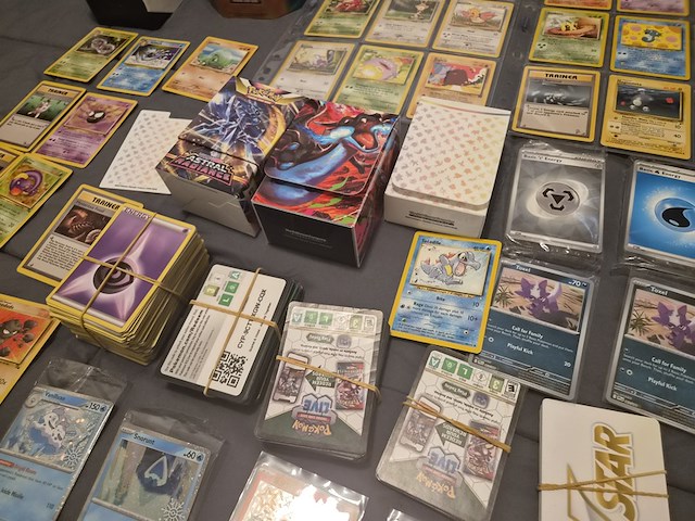 Pokémon map met vele kaarten, veel vintage kaarten en deckboxen - afbeelding 17 van  19