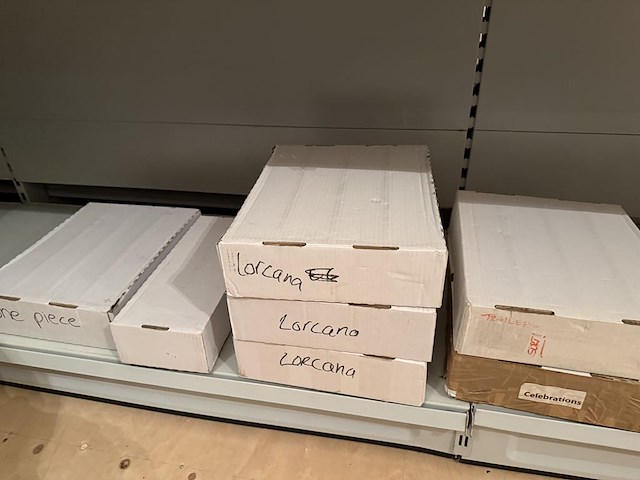 Pokemon producten op drie stellingschappen w.o. pokemon kaarten, pins pokemon blikken, pokemon verzamelmapp... onderdeel van combinatiekavel kavels p001 t/m p051 combinatiekavel - afbeelding 2 van  15