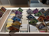 Pokemon producten op drie stellingschappen w.o. pokemon kaarten, pins pokemon blikken, pokemon verzamelmapp... onderdeel van combinatiekavel kavels p001 t/m p051 combinatiekavel - afbeelding 4 van  15