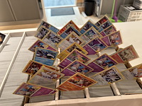 Pokemon producten op drie stellingschappen w.o. pokemon kaarten, pins pokemon blikken, pokemon verzamelmapp... onderdeel van combinatiekavel kavels p001 t/m p051 combinatiekavel - afbeelding 6 van  15