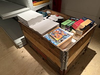 Pokemon producten op drie stellingschappen w.o. pokemon kaarten, pins pokemon blikken, pokemon verzamelmapp... onderdeel van combinatiekavel kavels p001 t/m p051 combinatiekavel - afbeelding 7 van  15