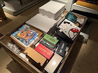 Pokemon producten op drie stellingschappen w.o. pokemon kaarten, pins pokemon blikken, pokemon verzamelmapp... onderdeel van combinatiekavel kavels p001 t/m p051 combinatiekavel - afbeelding 1 van  15