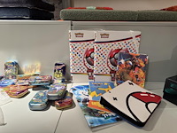 Pokemon producten op drie stellingschappen w.o. pokemon kaarten, pins pokemon blikken, pokemon verzamelmapp... onderdeel van combinatiekavel kavels p001 t/m p051 combinatiekavel - afbeelding 10 van  15