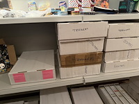 Pokemon producten op drie stellingschappen w.o. pokemon kaarten, pins pokemon blikken, pokemon verzamelmapp... onderdeel van combinatiekavel kavels p001 t/m p051 combinatiekavel - afbeelding 13 van  15