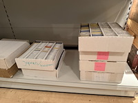 Pokemon producten op drie stellingschappen w.o. pokemon kaarten, pins pokemon blikken, pokemon verzamelmapp... onderdeel van combinatiekavel kavels p001 t/m p051 combinatiekavel - afbeelding 15 van  15