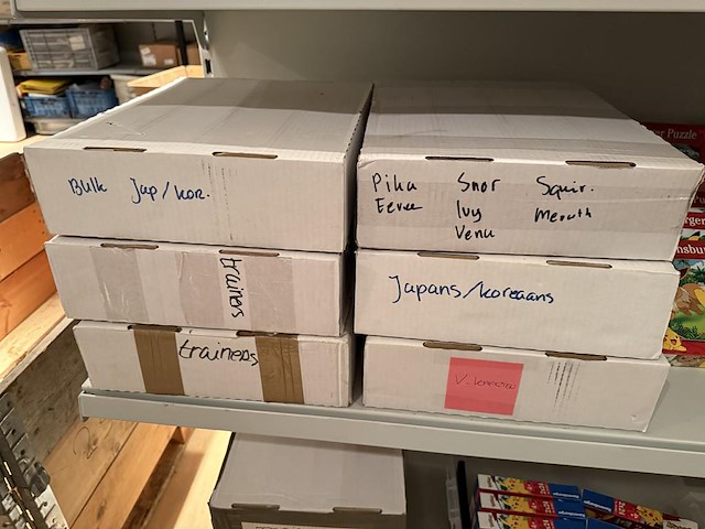 Pokemon producten op drie stellingschappen w.o. verzamelmappen, metalen koffertjes, puzzles, beschermzakjes... onderdeel van combinatiekavel kavels p001 t/m p051 combinatiekavel - afbeelding 2 van  18