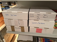 Pokemon producten op drie stellingschappen w.o. verzamelmappen, metalen koffertjes, puzzles, beschermzakjes... onderdeel van combinatiekavel kavels p001 t/m p051 combinatiekavel - afbeelding 2 van  18