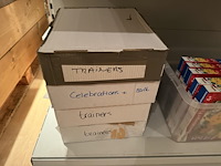 Pokemon producten op drie stellingschappen w.o. verzamelmappen, metalen koffertjes, puzzles, beschermzakjes... onderdeel van combinatiekavel kavels p001 t/m p051 combinatiekavel - afbeelding 3 van  18