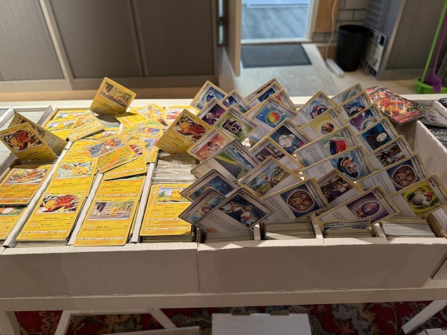 Pokemon producten op drie stellingschappen w.o. verzamelmappen, metalen koffertjes, puzzles, beschermzakjes... onderdeel van combinatiekavel kavels p001 t/m p051 combinatiekavel - afbeelding 5 van  18