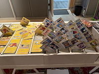 Pokemon producten op drie stellingschappen w.o. verzamelmappen, metalen koffertjes, puzzles, beschermzakjes... onderdeel van combinatiekavel kavels p001 t/m p051 combinatiekavel - afbeelding 5 van  18