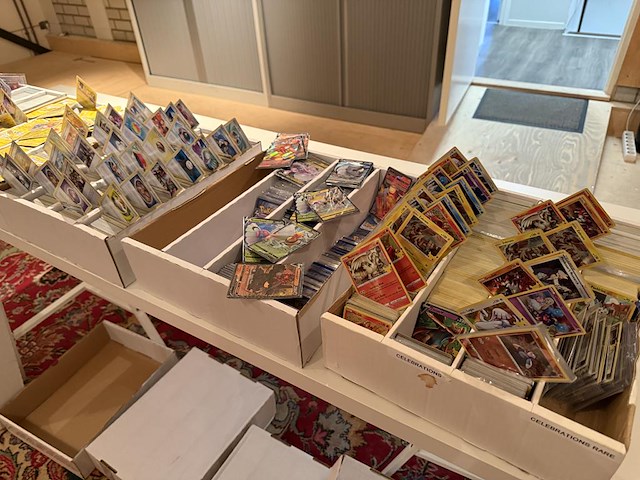 Pokemon producten op drie stellingschappen w.o. verzamelmappen, metalen koffertjes, puzzles, beschermzakjes... onderdeel van combinatiekavel kavels p001 t/m p051 combinatiekavel - afbeelding 9 van  18