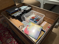 Pokemon producten op drie stellingschappen w.o. verzamelmappen, metalen koffertjes, puzzles, beschermzakjes... onderdeel van combinatiekavel kavels p001 t/m p051 combinatiekavel - afbeelding 10 van  18