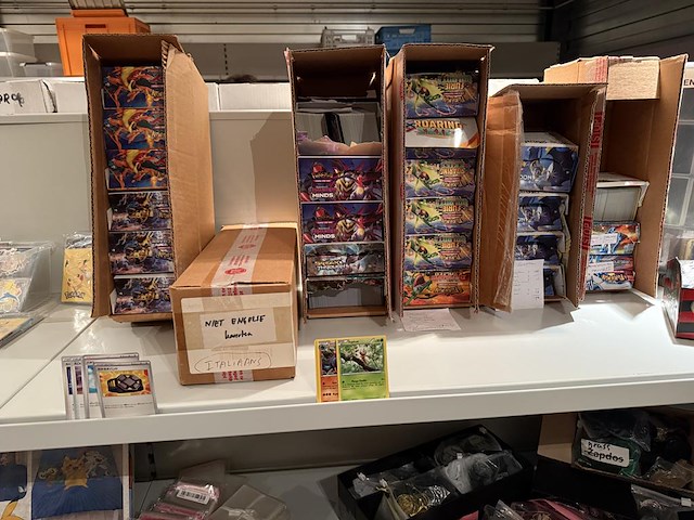 Pokemon producten op drie stellingschappen w.o. verzamelmappen, metalen koffertjes, puzzles, beschermzakjes... onderdeel van combinatiekavel kavels p001 t/m p051 combinatiekavel - afbeelding 11 van  18