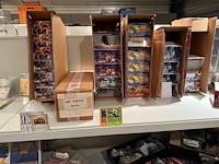 Pokemon producten op drie stellingschappen w.o. verzamelmappen, metalen koffertjes, puzzles, beschermzakjes... onderdeel van combinatiekavel kavels p001 t/m p051 combinatiekavel - afbeelding 11 van  18