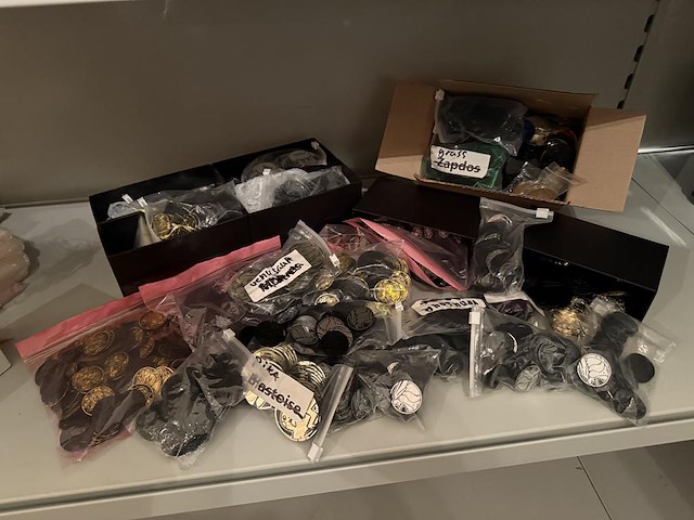 Pokemon producten op drie stellingschappen w.o. verzamelmappen, metalen koffertjes, puzzles, beschermzakjes... onderdeel van combinatiekavel kavels p001 t/m p051 combinatiekavel - afbeelding 13 van  18