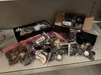 Pokemon producten op drie stellingschappen w.o. verzamelmappen, metalen koffertjes, puzzles, beschermzakjes... onderdeel van combinatiekavel kavels p001 t/m p051 combinatiekavel - afbeelding 13 van  18