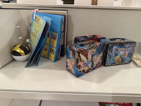 Pokemon producten op drie stellingschappen w.o. verzamelmappen, metalen koffertjes, puzzles, beschermzakjes... onderdeel van combinatiekavel kavels p001 t/m p051 combinatiekavel - afbeelding 14 van  18