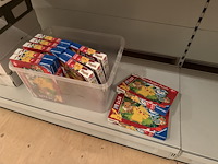 Pokemon producten op drie stellingschappen w.o. verzamelmappen, metalen koffertjes, puzzles, beschermzakjes... onderdeel van combinatiekavel kavels p001 t/m p051 combinatiekavel - afbeelding 18 van  18