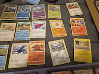 Pokémon verzameling met holo charizard, (vintage) kaarten, 2 insteekmappen, poké ball en accessoires - afbeelding 2 van  43
