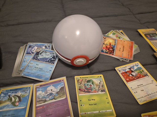 Pokémon verzameling met holo charizard, (vintage) kaarten, 2 insteekmappen, poké ball en accessoires - afbeelding 3 van  43