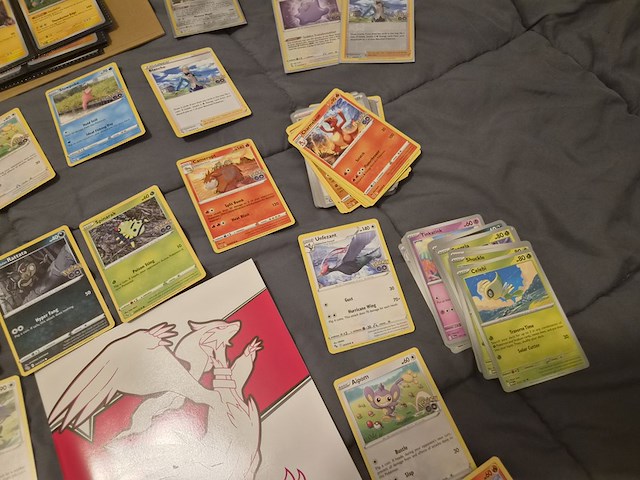 Pokémon verzameling met holo charizard, (vintage) kaarten, 2 insteekmappen, poké ball en accessoires - afbeelding 4 van  43