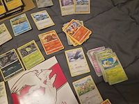 Pokémon verzameling met holo charizard, (vintage) kaarten, 2 insteekmappen, poké ball en accessoires - afbeelding 4 van  43